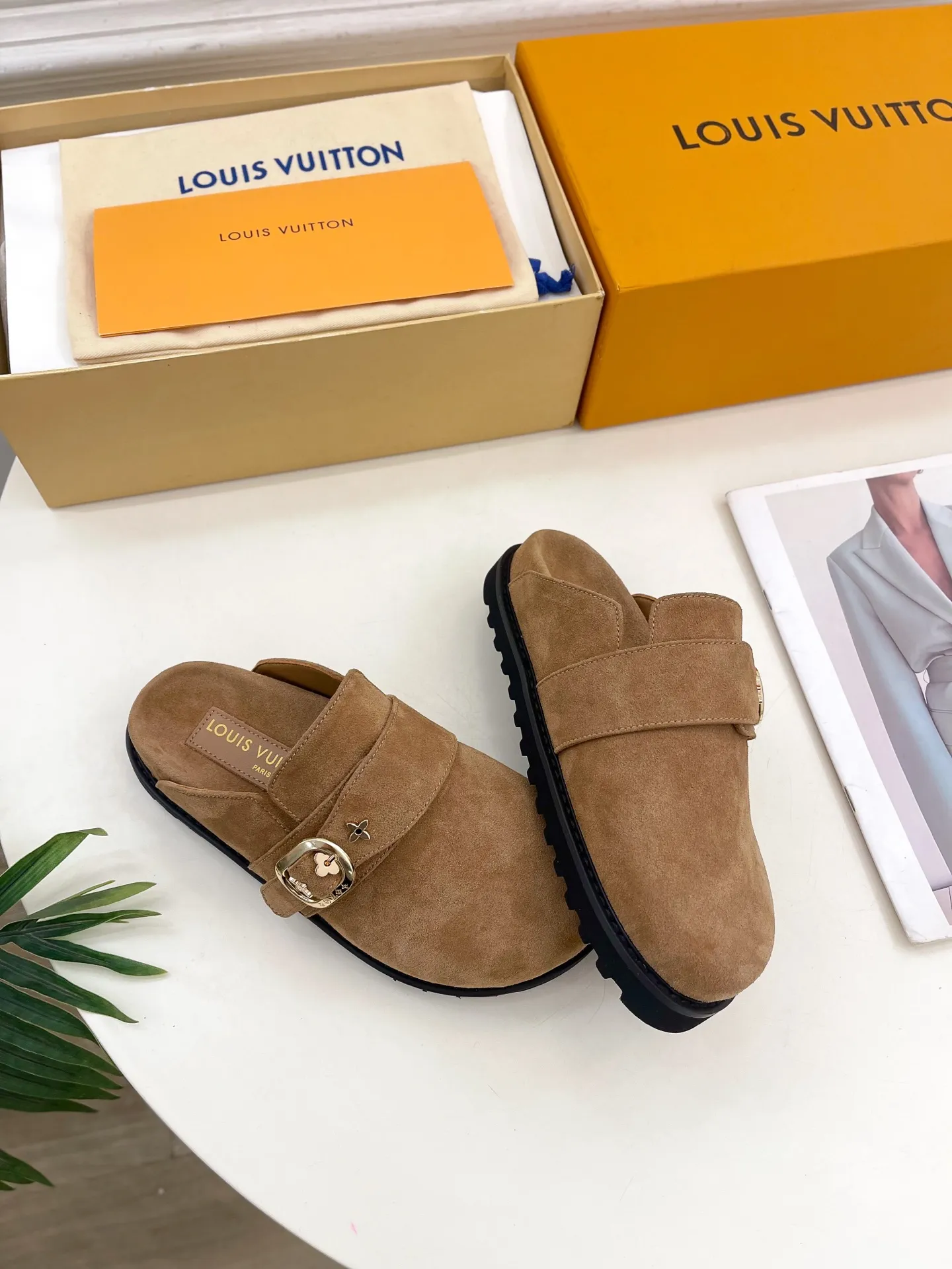 👟👟Ex-factory price 580👟👟 Men's model ➕10 LV | Louis Vuitton 25𝐬𝐬 🧡💚2025 Early spring new model Top version ⚠️ The counter features the latest LV COSY COMFORT metal buckle Bread Mule slippers hard goods new🆕 ❥BS purchasing level! Full of high-end feel! A popular model among bloggers at home and abroad, it’s retro and fashionable and looks amazing on your feet! Mainly recommended models on the official website★ ━━━━━ ЅᏇєєt ━━━━━ ▪️Upper: original specific cowhide/old leather ▪️lining: imported cowhide lining ▪️outsole: original molded outsole ▪️shoe size: women's size 35-39 (customized at 40.41) Men's size 40-44 (45.46 customized)